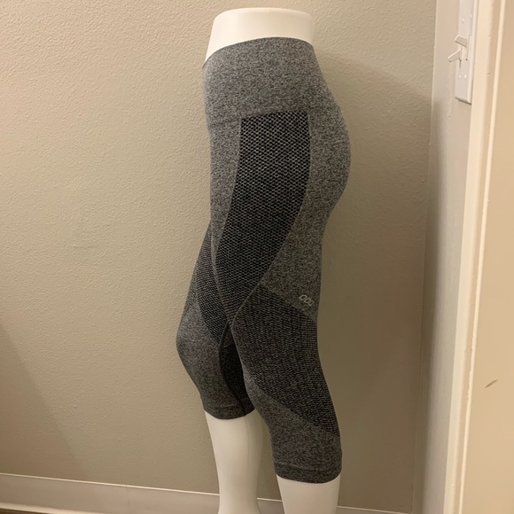 Lorna Jane Seamless Capris - Picture 4 of 6